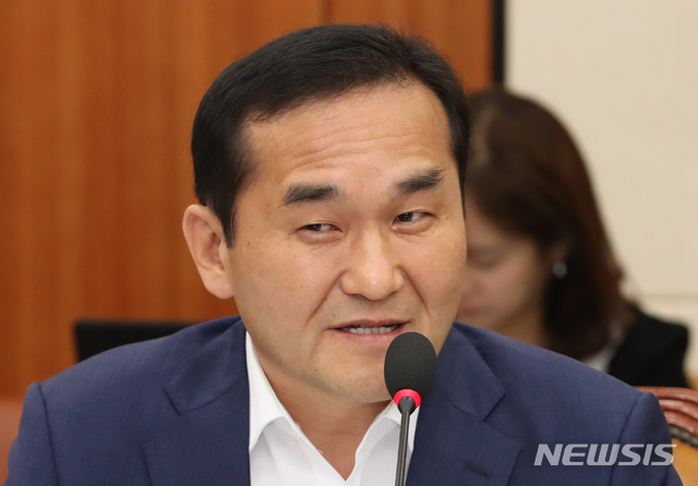 【서울=뉴시스】김명원 기자 = 지난달 8일 오전 서울 여의도 국회 기획재정위원회에서 열린 한국은행 국정감사에서 엄용수 자유한국당 의원이 질의하고 있다. 2019.10.08. kmx1105@newsis.com