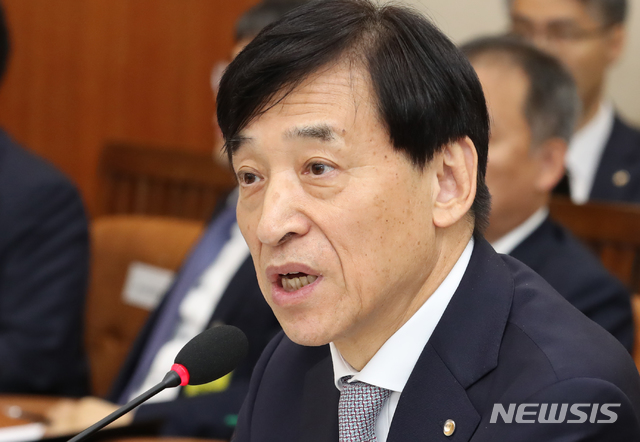 【서울=뉴시스】김명원 기자 = 8일 오전 서울 여의도 국회 기획재정위원회에서 열린 한국은행 국정감사에서 이주열 한국은행 총재가 의원들의 질의에 답변하고 있다. 2019.10.08. kmx1105@newsis.com