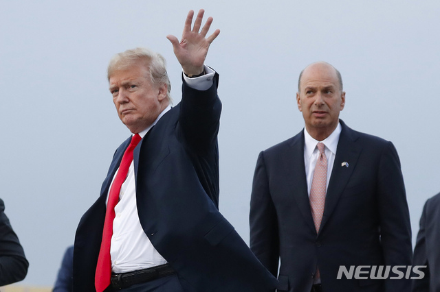 【브뤼셀(벨기에)=AP/뉴시스】지난 2018년 7월10일 벨기에 브뤼셀에 도착한 도널드 트럼프 미 대통령(왼쪽) 뒷편에 고든 선들랜드 유럽연합(EU) 주재 미국 대사의 모습이 보이고 있다. 선들랜드 대사의 변호인은 8일 미 국무부가 선들랜드에게 트럼프 대통령에 대한 하원 3개 위원회의 탄핵 조사에 증언하지 말도록 지시했다고 밝혔다. 2019.10.8 
