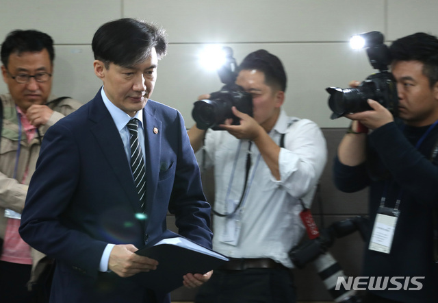 【과천=뉴시스】 전진환 기자 = 조국 법무부장관이 8일 오후 경기도 과천정부청사 법무부 브리핑실로 국민의 인권을 최고의 가치로 삼는 검찰개혁방안 발표를 위해 들어오고 있다. 2019.10.08. amin2@newsis.com