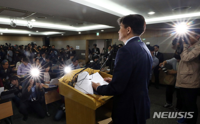 【과천=뉴시스】이영환 기자 = 조국 법무부 장관이 8일 오후 경기 과천시 정부과천청사 법무부 브리핑실에서 검찰개혁방안 관련 브리핑을 하고 있다. 2019.10.08. 20hwan@newsis.com