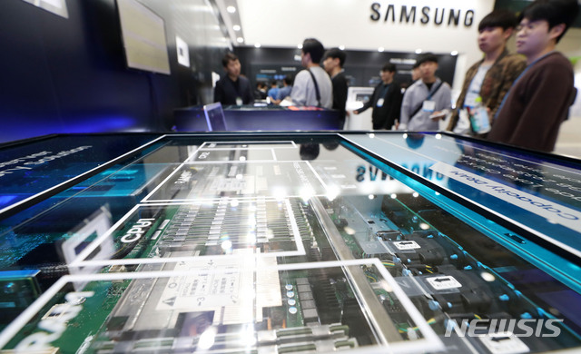 【서울=뉴시스】홍효식 기자 = 8일 서울 강남구 코엑스에서 열린 반도체대전에서 삼성전자 2소켓 서버 6TB 메모리 솔루션이 전시돼있다. 2019.10.08.&nbsp; yesphoto@newsis.com
