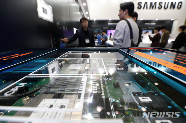 【서울=뉴시스】홍효식 기자 = 8일 서울 강남구 코엑스에서 열린 반도체대전에서 삼성전자 2소켓 서버 6TB 메모리 솔루션이 전시돼있다. 2019.10.08.&nbsp; yesphoto@newsis.com