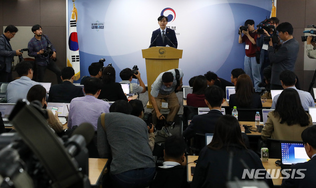 【과천=뉴시스】이영환 기자 = 조국 법무부 장관이 8일 오후 경기 과천시 정부과천청사 법무부 브리핑실에서 검찰 개혁 방안 관련 브리핑을 하고 있다. 2019.10.08. 20hwan@newsis.com