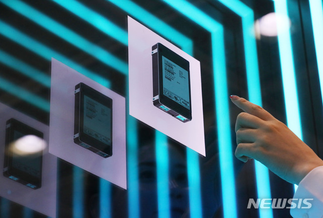 【서울=뉴시스】홍효식 기자 = 8일 서울 강남구 코엑스에서 열린 반도체대전에서 삼성전자의 3대 소프트웨어 기술이 적용된 차세대 PCIe Gen4 인터페이스 기반 NVMe SSD PM1733 이 전시돼 있다. 2019.10.08.&nbsp; yesphoto@newsis.com