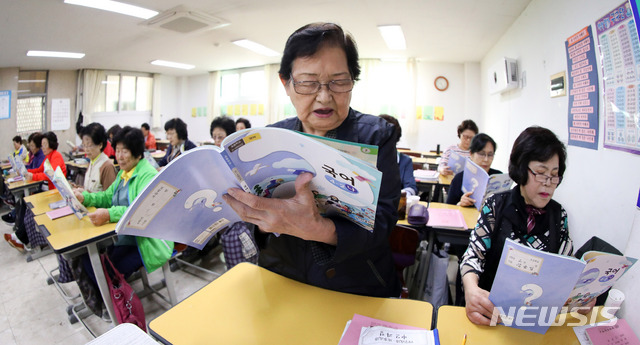 【서울=뉴시스】김선웅 기자 = 573돌 한글날을 하루 앞둔 8일 오전 서울 마포구 대흥동에 위치한 4년제 성인대상 학력인증기관 양원초등학교에서 만학도들이 국어 수업에 열중하고 있다. 2019.10.08. mangusta@newsis.com