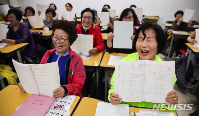 【서울=뉴시스】김선웅 기자 = 573돌 한글날을 하루 앞둔 8일 오전 서울 마포구 대흥동에 위치한 4년제 성인대상 학력인증기관 양원초등학교에서 만학도들이 한글 수업에 열중하고 있다. 2019.10.08. mangusta@newsis.com