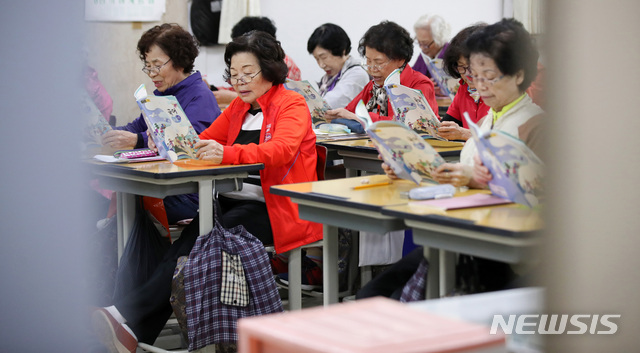 【서울=뉴시스】김선웅 기자 = 573돌 한글날을 하루 앞둔 8일 오전 서울 마포구 대흥동에 위치한 4년제 성인대상 학력인증기관 양원초등학교에서 만학도들이 한글 수업에 열중하고 있다. 2019.10.08. mangusta@newsis.com