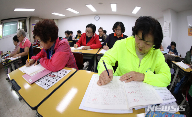 【서울=뉴시스】김선웅 기자 = 573돌 한글날을 하루 앞둔 8일 오전 서울 마포구 대흥동에 위치한 4년제 성인대상 학력인증기관 양원초등학교에서 만학도들이 한글 수업에 열중하고 있다. 2019.10.08. mangusta@newsis.com