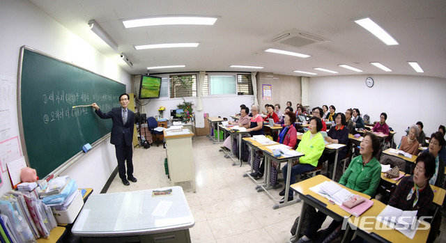 【서울=뉴시스】김선웅 기자 = 573돌 한글날을 하루 앞둔 8일 오전 서울 마포구 대흥동에 위치한 4년제 성인대상 학력인증기관 양원초등학교에서 만학도들이 국어 수업에 열중하고 있다. 2019.10.08.&nbsp; mangusta@newsis.com