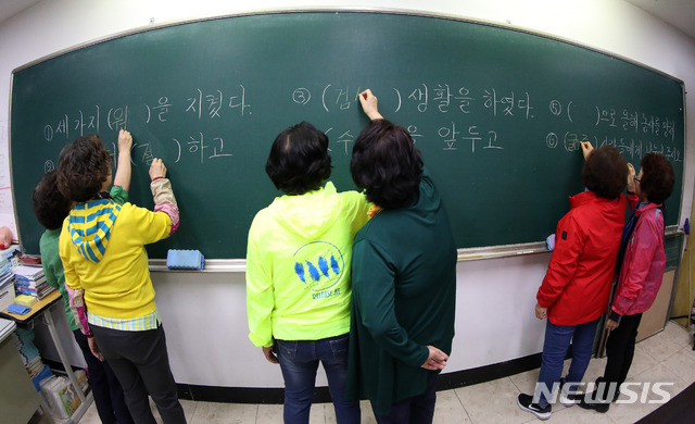 【서울=뉴시스】김선웅 기자 = 573돌 한글날을 하루 앞둔 8일 오전 서울 마포구 대흥동에 위치한 4년제 성인대상 학력인증기관 양원초등학교에서 만학도들이 한글 수업에 열중하고 있다. 2019.10.08. mangusta@newsis.com