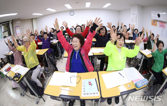 【서울=뉴시스】김선웅 기자 = 573돌 한글날을 하루 앞둔 8일 오전 서울 마포구 대흥동에 위치한 4년제 성인대상 학력인증기관 양원초등학교에서 만학도들이 한글수업 중 노래를 부르고 있다. 2019.10.08. mangusta@newsis.com