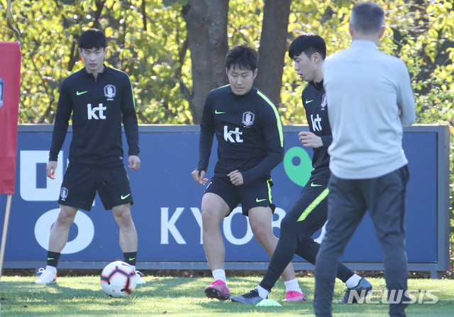 [파주=뉴시스] 고범준 기자 = 2022년 국제축구연맹(FIFA) 카타르월드컵 아시아지역 2차 예선을 앞둔 대표팀 이강인(가운데)과 선수들이 지난해 10월8일 오후 경기도 파주NFC(대표팀트레이닝센터)에서 훈련을 하고 있다. <사진은 기사와 관련이 없습니다.> 2019.10.08. bjko@newsis.com
