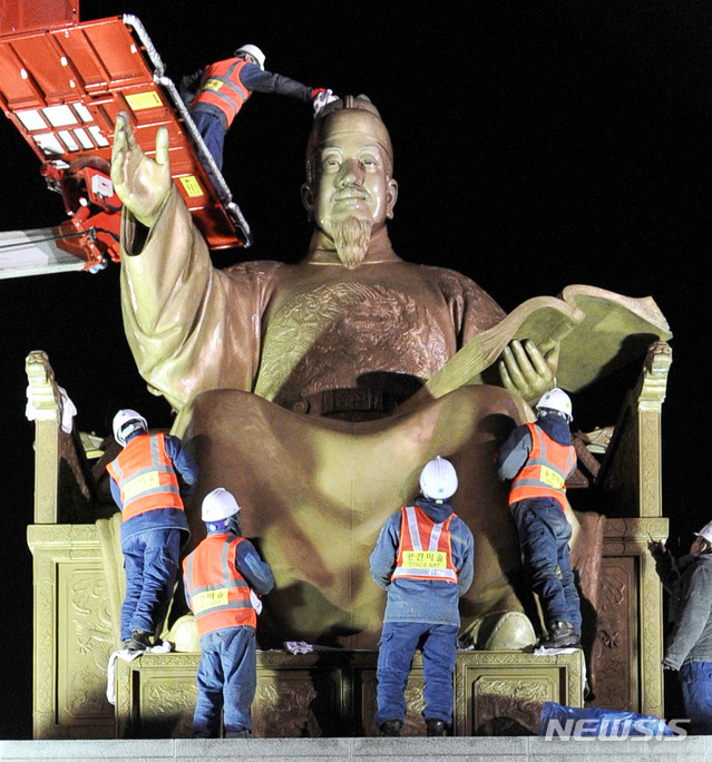 【서울=뉴시스】전진환 기자 = 2011년 3월 30일 새벽 서울 광화문광장의 대표적 상징조형물인 세종대왕 동상을 관계자들이 세척작업하고 있다. 이날 세척작업은 새벽1시부터 새벽6시 사이에 실시했으며, 설치된 지 1년 반 만에 처음으로 전면 세척을 했다. 2019.10.09. (뉴시스 DB) photo@newsis.com