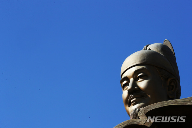 【서울=뉴시스】배훈식 기자 = 전국 대부분 지역 미세먼지 농도가 좋음 단계를 보인 18일 오후 서울 종로구 광화문 광장 세종대왕 동상 위로 구름 한 점 없는 파란 하늘이 펼쳐져 있다. 2019.09.18. dahora83@newsis.com