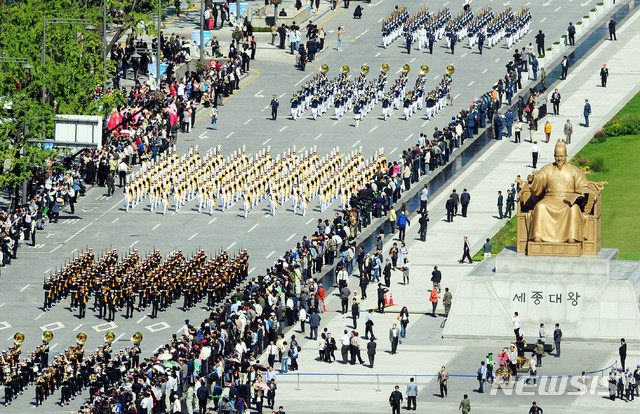 【서울=뉴시스】2010년 9월 28일 오전 서울 경복궁 흥례문 앞 광장에서 '6.25전쟁 60주년 서울수복 기념 국군의 날 행사'가 열린 가운데 기념식을 마친 장병들이 시가 퍼레이드를 하고 있다. 2019.10.08. (뉴시스 DB) photo@newsis.com