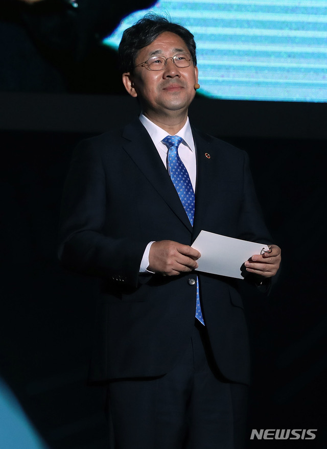 【서울=뉴시스】박미소 기자 =박양우 문화체육관광부 장관이 제573돌 한글날을 하루 앞둔 8일 서울 종로구 광화문광장 특설무대에서 열린 한글문화큰잔치 전야제에서 주제영상 내레이션을 하고 있다.2019.10.08.(사진=문화체육관광부 제공) photo@newsis.com