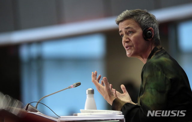 【브뤼셀(벨기에)=AP/뉴시스】유럽연합(EU)의 경쟁담당 집행위원으로 재지명된 마르그레테 베스타게르가 8일 브뤼셀에서 열린 유럽의회 인준청문회에서 증언하고 있다. 베스타게르는 이날 세계의 디지털 기업들이 유럽에서 세금을 공정하게 납부하도록 해야만 한다며 디지털세에 대한 전세계적 합의가 이뤄지기를 희망하지만 2020년 말까지 합의가 이뤄지지 않을 경우 우리는 행동에 나설 준비를 해야 할 것"이라고 말했다. 2019.10.8