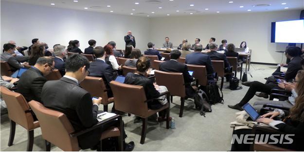 【세종=뉴시스】외교부와 산업통상자원부는 8일(현지시간) 뉴욕 유엔본부에서 개최되고 있는 제74차 유엔총회 1위원회 계기에서 수출통제 관련 국제 논의를 주도하는 주요 참가국 대표단과 양자 면담을 실시했다고 9일 밝혔다.(사진제공=외교부·산업통상자원부)