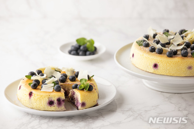 【서울=뉴시스】그랜드 하얏트 서울 '델리'의 '블루베리 치즈케이크'