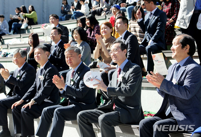 【전주=뉴시스】윤난슬 기자 = 훈민정음 반포 제573돌을 맞아 한글날의 의미를 되새기고자 9일 전북도청 야외공연장에서 송하진 전북도지사와 송성환 전북도의회 의장 등 1000여명이 참석한 가운데 '한글날 기념식'이 열렸다.2019.10.09.(사진=전북도 제공) photo@newsis.com 