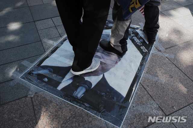 【서울=뉴시스】박민석 수습기자 = 한글날인 9일 서울 광화문 일대에서 열린 보수단체 집회에서 참가자들이 문재인 대통령의 사진을 밟고 서 있다. 2019.10.09