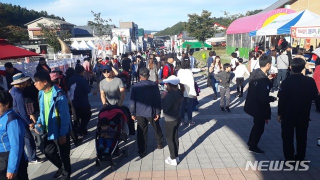 【진안=뉴시스】 한훈 기자 = 9일 '2019 진안홍삼축제'는 마이산북부 일원의 공연장에서 열린 마이산신제 봉행을 시작으로 5일간의 일정을 출발했다.2019.10.09. 369369125@newsis.com  