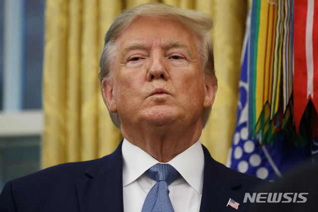 【워싱턴=AP/뉴시스】8일(현지시간) 도널드 트럼프 미국 대통령이 백악관에서 열린 에드윈 미스 전 법무장관 훈장 수여식에서 생각에 빠져있다. 2019.10.10 