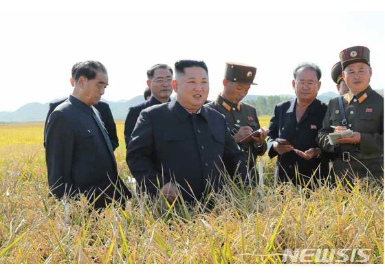 【서울=뉴시스】김정은 북한 국무위원장이 조선인민군 제810군부대 산하 1116호 농장을 현지지도했다고 노동신문이 9일 보도했다. 2019.10.09. (출처=노동신문) photo@newsis.com