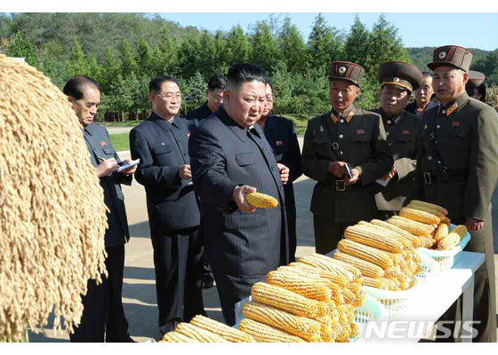 【서울=뉴시스】김정은 북한 국무위원장이 조선인민군 제810군부대 산하 1116호 농장을 현지지도했다고 노동신문이 9일 보도했다. 2019.10.09. (출처=노동신문) photo@newsis.com