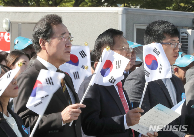 【서울=뉴시스】 전진환 기자 = 제573돌 한글날 경축식이 열린 9일 오전 서울 광화문광장에서 이낙연 국무총리가 태극기를 흔들며 한글날 노래를 제창하고 있다. 2019.10.09.   amin2@newsis.com