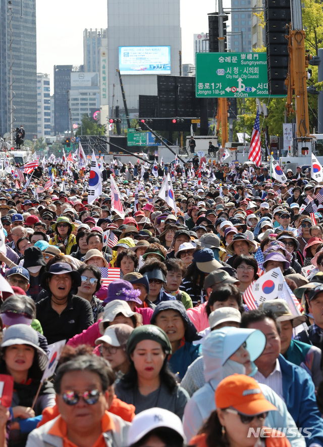 【서울=뉴시스】 전진환 기자 = 문재인 하야 범국민투쟁본부 주최 '대한민국 바로세우기 국민대회' 9일 오후 서울 광화문광장에서 참가자들이 전광훈 한국기독교총연합 대표회장의 발언을 듣고 있다. 2019.10.09. amin2@newsis.com