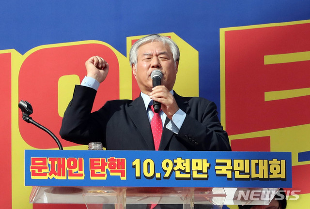 【서울=뉴시스】 전진환 기자 = 지난달 9일 오후 서울 광화문광장에서 전광훈 목사가 발언하고 있다. 2019.10.09. amin2@newsis.com