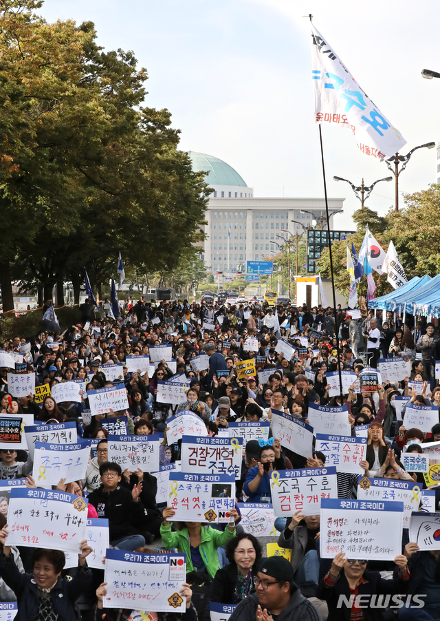 【서울=뉴시스】김명원 기자 = 9일 오후 서울 여의도 산업은행 서측 국회의사당역 3번 출구 일대에서 야당 규탄 조국수호를 위한 '우리가 조국이다' 시민참여문화제가 열린 가운데 참여 시민들이 피켓들고 자리하고 있다. 검찰 개혁을 응원하는 동시에 조국 법무부 장관을 지지하는 이른바 '서초동 집회' 측, 인터넷 커뮤니티의 정치유머게시판 회원들로 이뤄진 '북유게사람들'이 한글날인 이날, ‘검찰개혁 촛불집회’를 진행했다. 2019.10.09. kmx1105@newsis.com