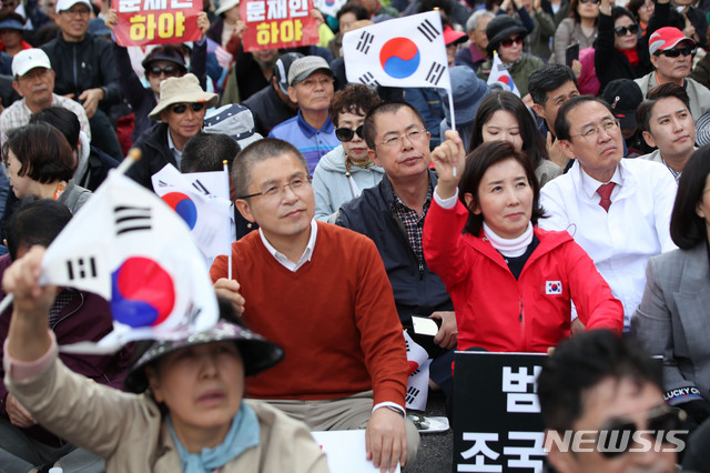 【서울=뉴시스】김선웅 기자 = 한글날인 지난 9일 오후 서울 종로구 광화문광장·세종대로 일대에서 열린 조국 법무부장관의 사퇴 촉구 및 정권 규탄 집회에서 황교안 자유한국당 대표와 나경원 원내대표가 참석해 자리하고 있다. 2019.10.09. mangusta@newsis.com