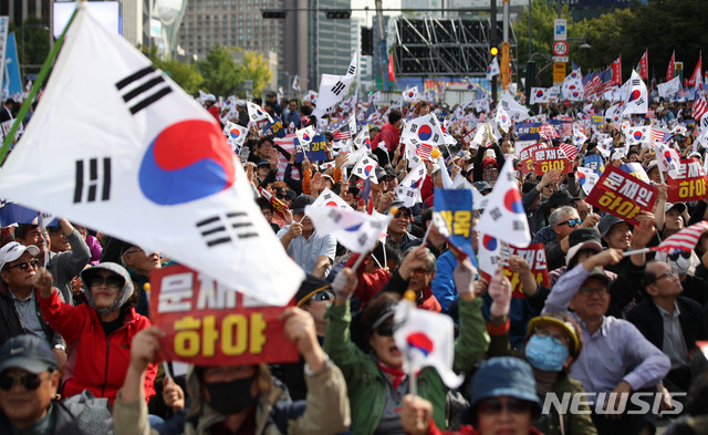 【서울=뉴시스】김선웅 기자 = 한글날인 9일 오후 서울 종로구 광화문광장·세종대로 일대에서 보수성향 시민들이 집회를 열고 조국 법무부장관의 사퇴 촉구 및 정권을 규탄하고 있다. 2019.10.09. mangusta@newsis.com