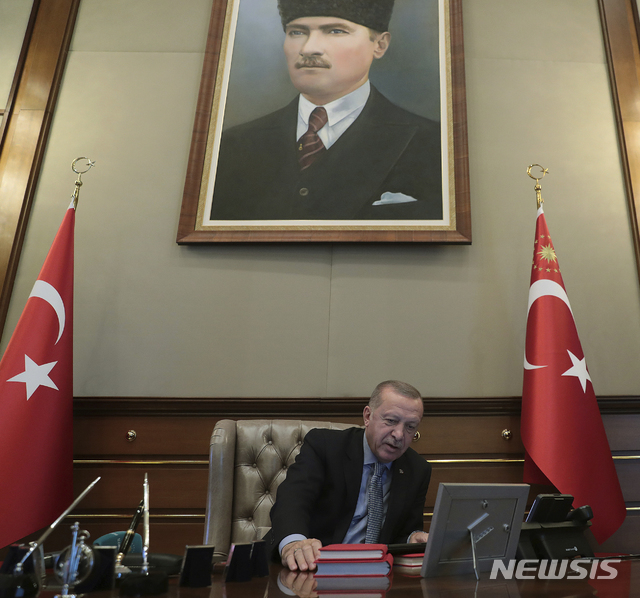 【앙카라=AP/뉴시스】9일(현지시간) 레제프 타이이프 에르도안 터키 대통령이 앙카라에 있는 자신의 집무실에서 훌루시 아카르 국방장관과 전화통화로 작전 상황을 보고받고 있다. 터키는 이날 쿠르드족이 장악한 시리아 북동부를 향해 군사작전을 개시했다. 2019.10.10 