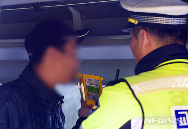 [청주=뉴시스]인진연 기자 = 한 운전자가 경찰의 음주 측정 요구에 응하고 있다. <기사 내용과 직접적인 연관은 없습니다.> 2019.10.10inphoto@newsis.com