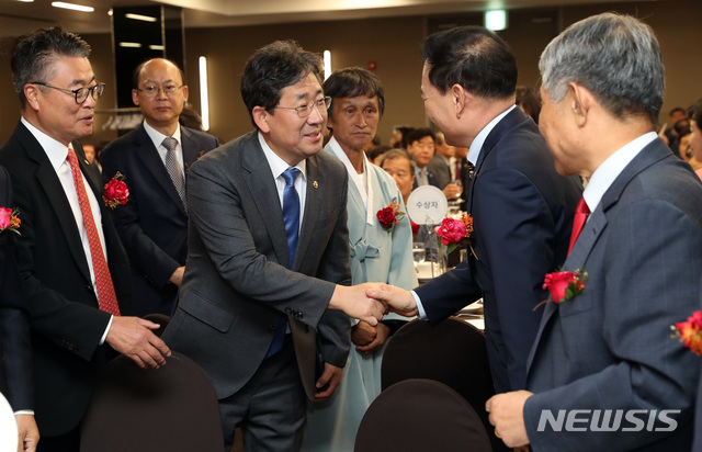 【서울=뉴시스】박양우 문화체육관광부 장관이 10일 서울 종로구 세종문화회관 세종홀에서 열린 지방문화원의 날 기념식에서 참석자와 인사를 나누고 있다.사진은 문화체육관광부 제공. 2019.10.10.hyun@newsis.com