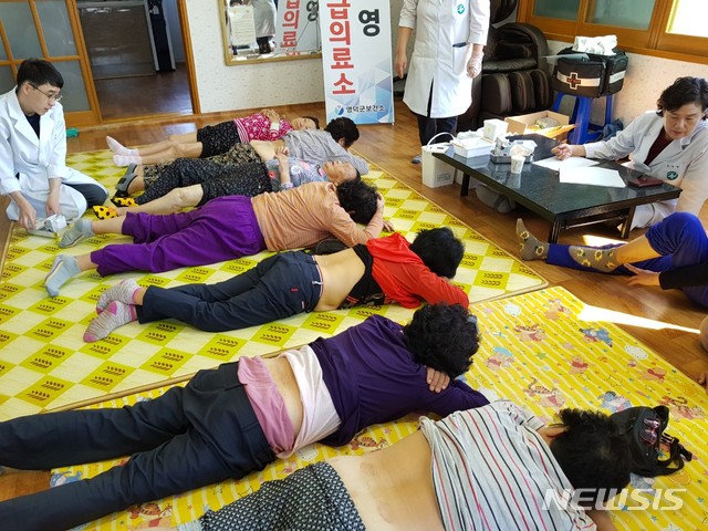 【영덕=뉴시스】강진구 기자 = 경북 영덕군보건소는 지난 2일부터 강구면, 병곡면에 현장응급의료소를 설치하고 피해주민을 대상으로 긴급 진료도 실시하고 있다.사진은 지난 9일 오후 긴급 진료 전경.2019.10.10.(사진=영덕군 제공) photo@newsis.com 이 사진은 기사와 직접적인 관련 없음.