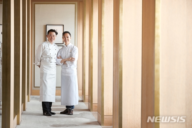 【서울=뉴시스】서울신라호텔 '팔선' 장금승(왼쪽) 총주방장과 중국 베이징 '베이징 키친' 쿠츠파이 오너 셰프&nbsp; 