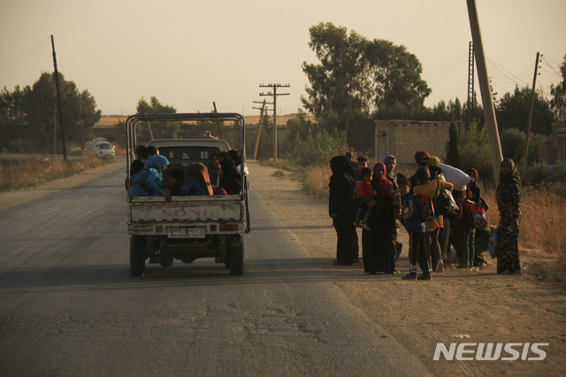  【라스 알 아인=AP/뉴시스】 9일(현지시간) 터키와 국경을 접하고 있는 시리아 북동부 라스 알 아인 지역의 한 가족이 피난길에 오르고 있다. 이날 레제프 타이이프 에르도안 터키 대통령은 쿠르드족이 통제하는 시리아 북동부 국경도시를 공습·포격하는 '평화의 샘' 작전을 개시한다고 선언했다. 터키군은 라스 알-아인과 탈 아브야드를 시작 등 시리아 국경도시에 공습과 포격을 가하고 있다. 2019.10.10. 