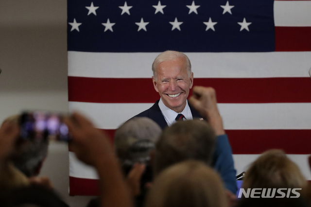 【맨체스터( 미 뉴햄프셔주)=AP/뉴시스】9일 뉴 햄프셔주 맨체스터 유세장에서 연설을 위해 등단한 조 바이든 민주당 대선경선 후보가 소개를 받은 뒤&nbsp; 인사를 하면서 웃어보이고 있다.&nbsp; 201910.10&nbsp;&nbsp; 