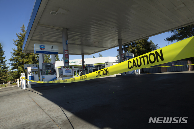 【산타로사=AP/뉴시스】9일(현지시간) 미국 캘리포니아주 산타로사의 쉐브론 주유소가 강제단전 조치에 따라 영업을 하지 않고 있다. 캘리포이나주는 건조한 날씨로 산불 발화 위험성이 높아지자 강제단전에 들어갔다. 2019.10.10&nbsp;&nbsp; 