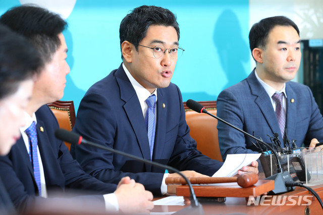 【서울=뉴시스】 장세영 기자 = 오신환 (오른쪽 두번째)바른미래당 원내대표가 10일 오전 서울 여의도 국회 바른미래당 원내대표회의실에서 열린 제3차 국감대책회의에 참석해 조국 장관 의혹에 대한 발언을 하고 있다. 2019.10.10. photothink@newsis.com