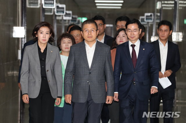 【서울=뉴시스】김명원 기자 = 10일 오전 서울 여의도 국회 본청 자유한국당 회의실에서 열린 최고위원회의에서 황교안 대표와 나경원 원내대표, 최고위원들이 회의장으로 이동하고 있다. 2019.10.10. kmx1105@newsis.com