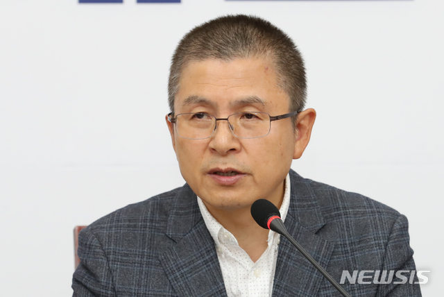 【서울=뉴시스】김명원 기자 = 10일 오전 서울 여의도 국회 본청 자유한국당 회의실에서 열린 최고위원회의에서 황교안 대표가 현안 관련 모두발언을 하고 있다. 2019.10.10. kmx1105@newsis.com