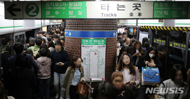 【서울=뉴시스】박주성 기자 = 10일 오전 서울지하철 2호선에 문제가 발생해 열차 운행에 차질이 빚어져 2호선 시청역에 시민들이 탑승과 하차를 하고 있다.&nbsp; 서울교통공사에 따르면 이날 오전 7시50분쯤 지하철 2호선에 전체적으로 신호 장애가 발생해 내외선 열차 운행이 모두 지연되고 있다. 아직 정확한 원인은 밝혀지지 않고 있다. 2019.10.10 . park7691@newsis.com
