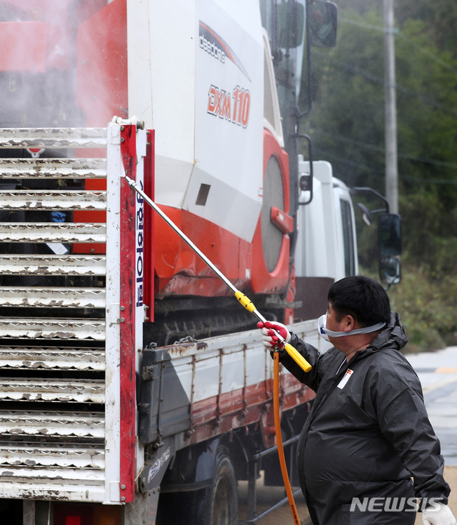 【연천=뉴시스】이영환 기자 = 아프리카돼지열병(ASF) 양성판정이 내려진 10일 오전 경기도 연천군의 아프리카돼지열병 발생 농장 인근에서 연천군 방역팀 관계자들이 차량 소독을 하고 있다. 2019.10.10. 20hwan@newsis.com