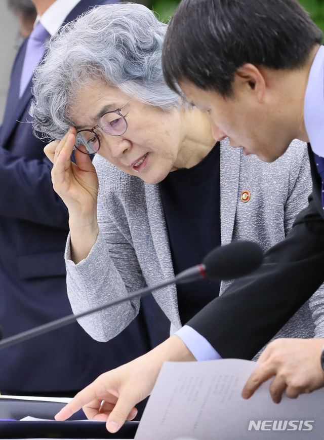 【세종=뉴시스】강종민 기자 = 박은정 국민권익위원장이 10일 오전 정부세종청사에서 열린 국회 정무위원회의 국가보훈처와 국민권익위원회에 대한 국정감사에 앞서 자료를 정리하고 있다. 2019.10.10. ppkjm@newsis.com